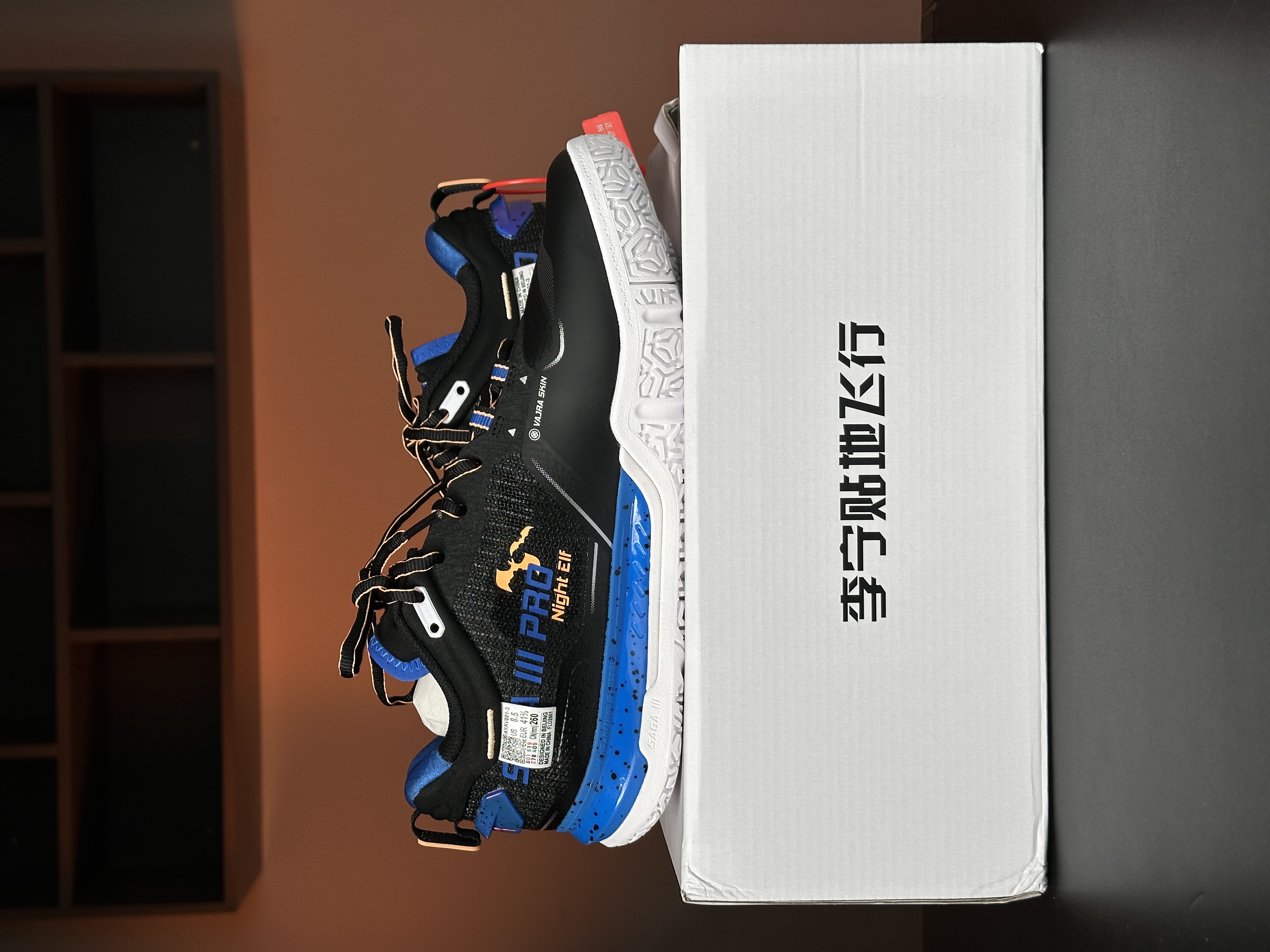 Giày Cầu Lông Lining Saga 3 Pro AYAV001-3 Đen Chính Hãng - Thông Thoáng - Bền - Giảm Chấn - Mềm - Chống Chấn